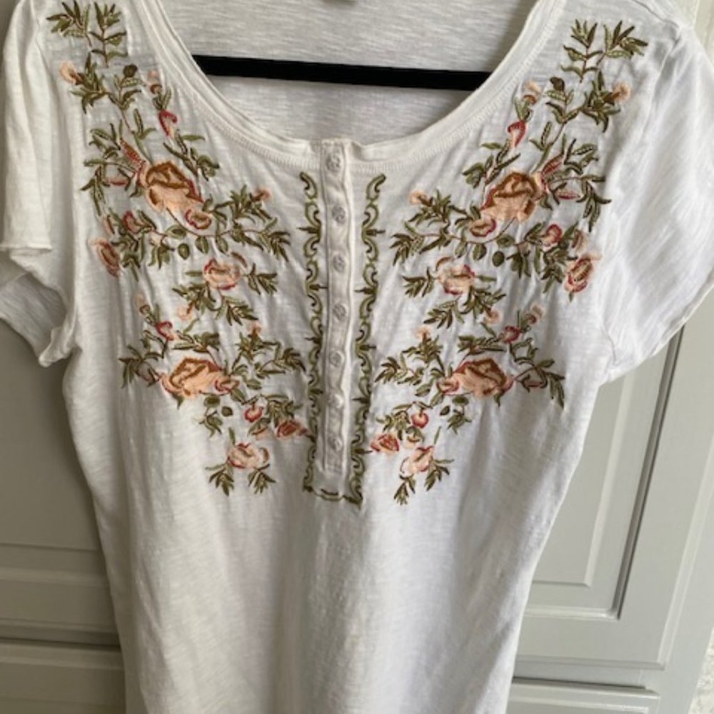Sundance Embroidered Tshirt Size L